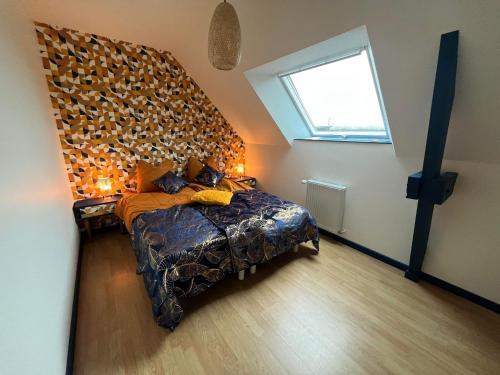 La BaconnièreGite sublime campagne的一间卧室设有一张大床和一个窗户。