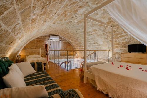 托雷圣乔万尼乌Dimora Soleda的一间设有两张床和砖墙的房间