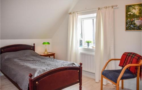 Sankt IbbCozy Home In Sankt Ibb With Wifi的卧室配有床、椅子和窗户。