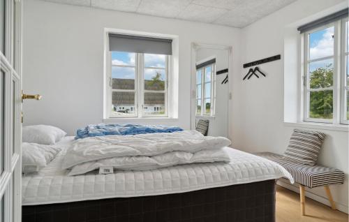 Ballen4 Bedroom Gorgeous Home In Sams的白色卧室设有大床和窗户