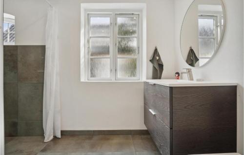 Ballen4 Bedroom Gorgeous Home In Sams的一间带水槽和镜子的浴室