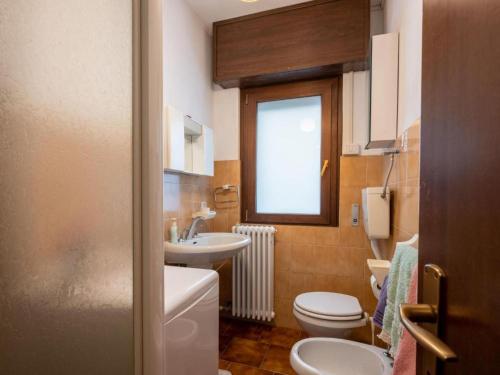 佩拉Spaghetti & Cappuccino Beach Villa的一间带水槽和卫生间的浴室以及窗户。