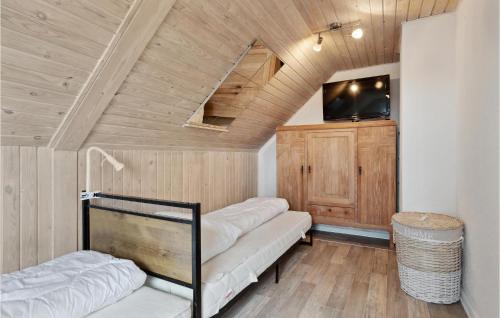 维泽桑讷Lovely Home In Hvide Sande With Wifi的客房设有两张床和一台平面电视。