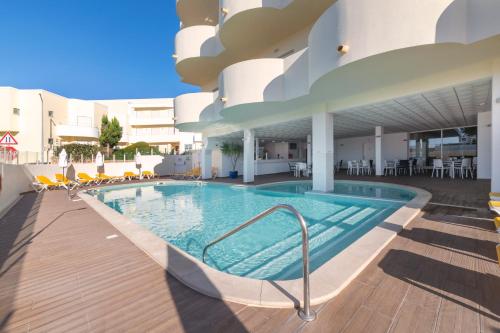 阿尔沃尔阿尔沃图瑞斯提克斯酒店的一座建筑物中央的游泳池