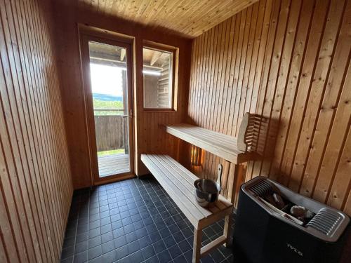 菲奈斯达伦Ski Village Funäsdalen的小房间设有长凳和窗户