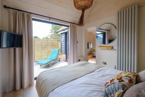 索普尼斯Mission Lodge的一间卧室设有一张床和一个大窗户