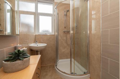 阿伯丁Dwellcome Home Ltd 3 Double Bedroom Semi with Garden and Drive的带淋浴和盥洗盆的浴室