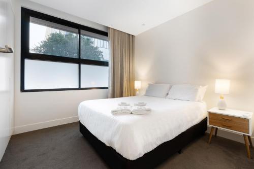 悉尼THE SHORE COOGEE BEACH (3)的卧室配有一张大白色床和窗户