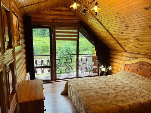亚列姆切Zatin的一间卧室设有一张床和一个大窗户