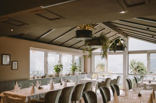 蒂鲁罗Hotel Lisetta的用餐室设有桌椅和窗户。