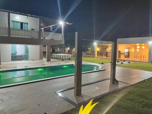 贝伦Solar Calixto的一座晚上设有游泳池的房子