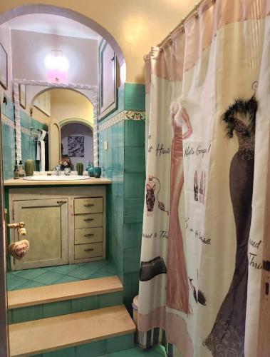 波西塔诺YourHome - La Dimora Di Nonna Angela的浴室设有淋浴帘,并展示了一位女性的照片