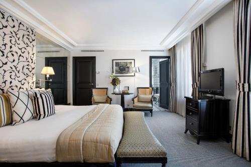 巴黎巴黎卡斯蒂利亚巴黎 - 克莱兹奥内星际酒店的酒店客房,配有床和电视