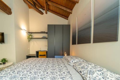 科莫Moderno Appartamento a 200 metri dal Duomo的一间卧室,卧室内配有一张大床