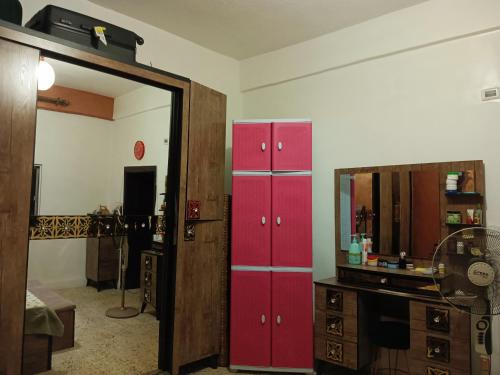 安曼Flowers apartment的一间设有红色橱柜和镜子的房间