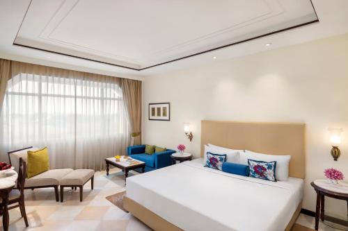 阿格拉Tajview Agra-IHCL SeleQtions的一间卧室设有一张床和一间客厅。