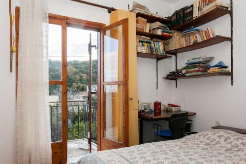 阿瑞罗波利斯LESKA APARTMENT IN ARGYROUPOLI的一间卧室配有一张床、一个窗口和一张书桌