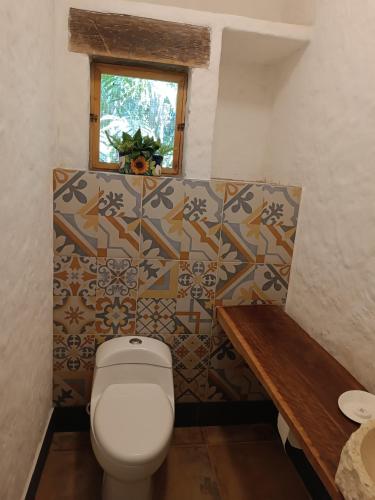 坎昆jungle lodge的一间带卫生间和窗户的浴室