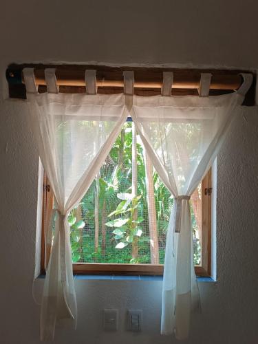 坎昆jungle lodge的窗户,有白色窗帘