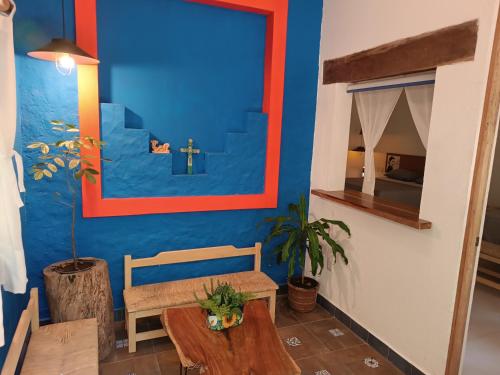 坎昆jungle lodge的客厅配有桌子和蓝色的墙壁