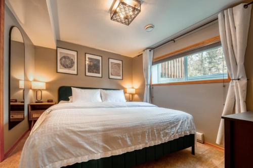 镭温泉Radium 5br Home Ping Pong, Foosball, & Gazebo的一间卧室设有一张大床和一个窗户。
