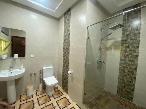 卡萨布兰卡Ryad 91的带淋浴、卫生间和盥洗盆的浴室