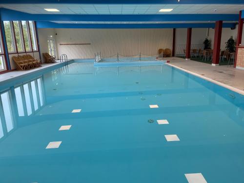 StorlienStorlien Högfjällshotell AB的蓝色海水大型游泳池