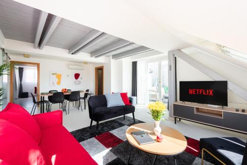 布拉格Luxury 4-rooms apartment with terrace的客厅配有红色沙发和电视