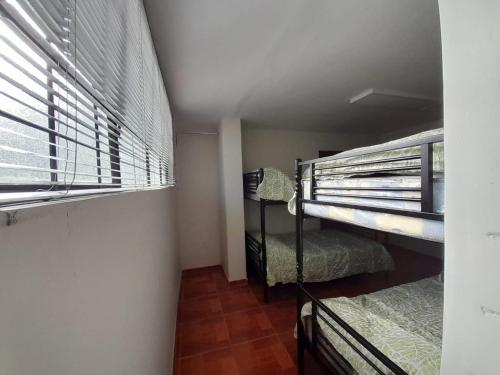 阿雷基帕AKAO HOUSE的客房设有两张双层床和一扇窗户。