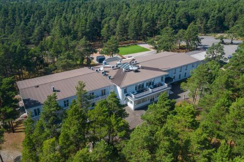 曼亚拉Saaremaa Rannahotell ' Beach Hotel的空中视图,屋顶上有飞机的建筑