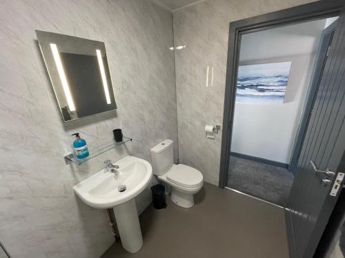 切斯特菲尔德Spacious 1 bedroom apartment in Bolsover的浴室配有卫生间、盥洗盆和淋浴。