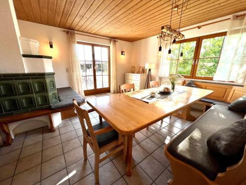 OberteuringenCharmantes Landhaus的厨房以及带木桌的用餐室。