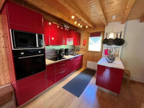 沙泰勒Chalet Châtel, 5 pièces, 8 personnes - FR-1-198-220的厨房配有红色橱柜和黑色微波炉