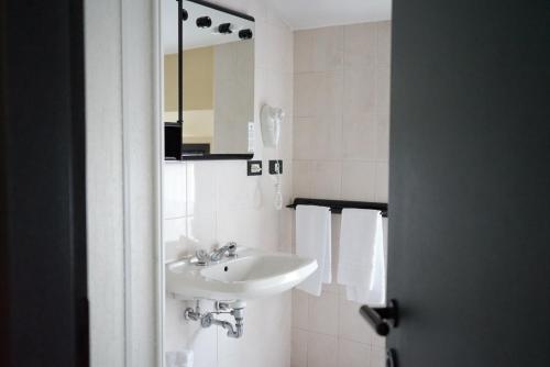 波雷塔泰尔梅Hotel Italia的白色的浴室设有水槽和镜子
