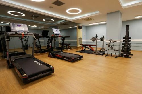 哈尔基斯帕里瑞亚酒店的健身房设有数台跑步机和健身自行车