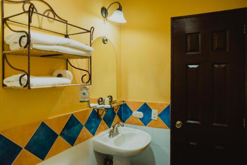 圣萨尔瓦多维拉特拉酒店的一间带水槽和镜子的浴室