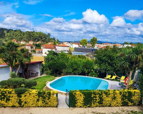 特罗法Casa da Belavista的一座房子的院子内的游泳池