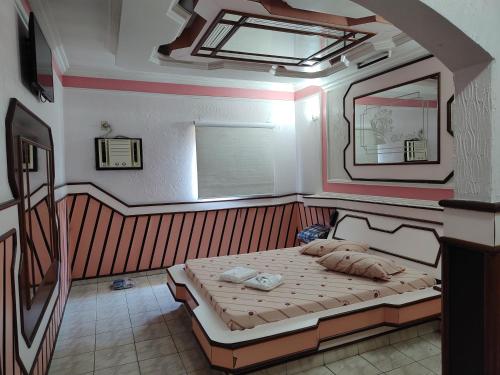 瓜鲁柳斯Trevo de Cumbica的一间小卧室,卧室内配有一张床铺