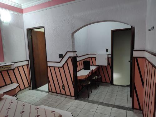 瓜鲁柳斯Trevo de Cumbica的一间设有镜子和桌椅的房间