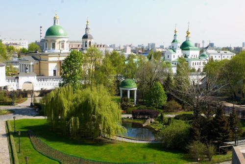莫斯科达尼罗斯卡亚酒店的从建筑屋顶可欣赏到城市美景