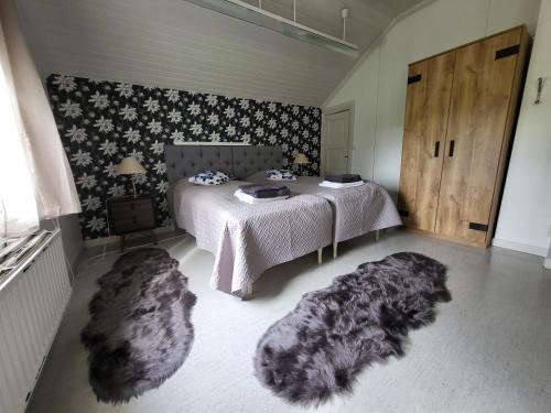 KauhajokiKokon Hovi的一间带两张床的卧室