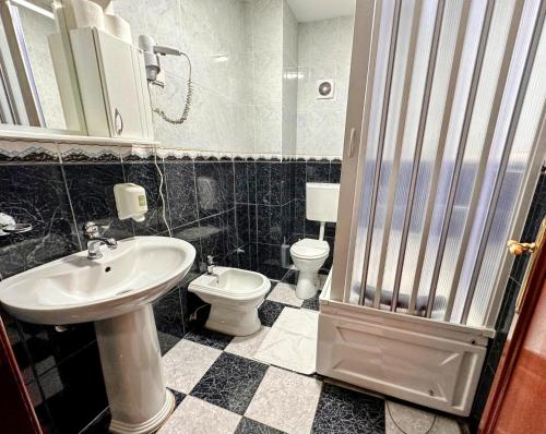 科拉欣茨勒酒店的一间带水槽和卫生间的浴室