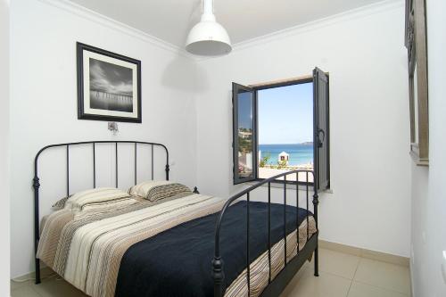 塞勒玛Casa Sereia Praia的一间卧室设有一张床,享有海景