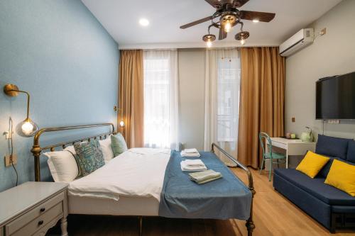 第比利斯Apart Hotel Console的一间卧室配有一张床和一张沙发