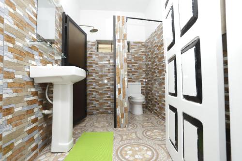 洛美Villa Flo Residence的一间带水槽和卫生间的浴室