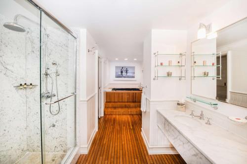 洛杉矶Cameo Beverly Hills的一间带两个盥洗盆和淋浴的浴室