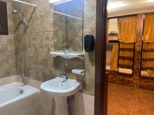 阿布扎比The Villa Hostel Abu Dhabi的浴室配有盥洗盆和浴缸。