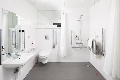 伦敦伦敦国王十字 - 圣潘克拉斯A点酒店 的白色的浴室设有水槽和卫生间。