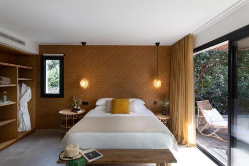 博尼法乔Aria Cigala的一间带大床的卧室和一个阳台