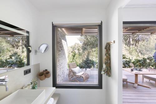 博尼法乔Aria Cigala的浴室设有窗户和椅子